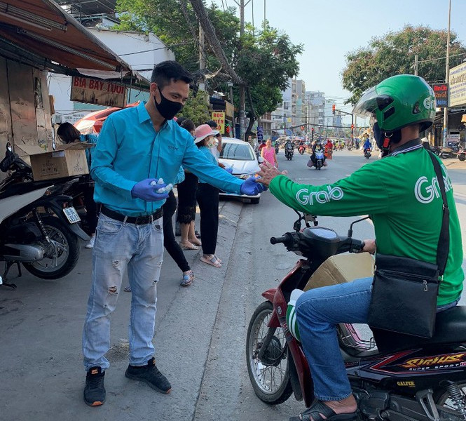 TiTiOne tặng hàng ngàn chai nước rửa tay miễn phí đến người dân - ảnh 2