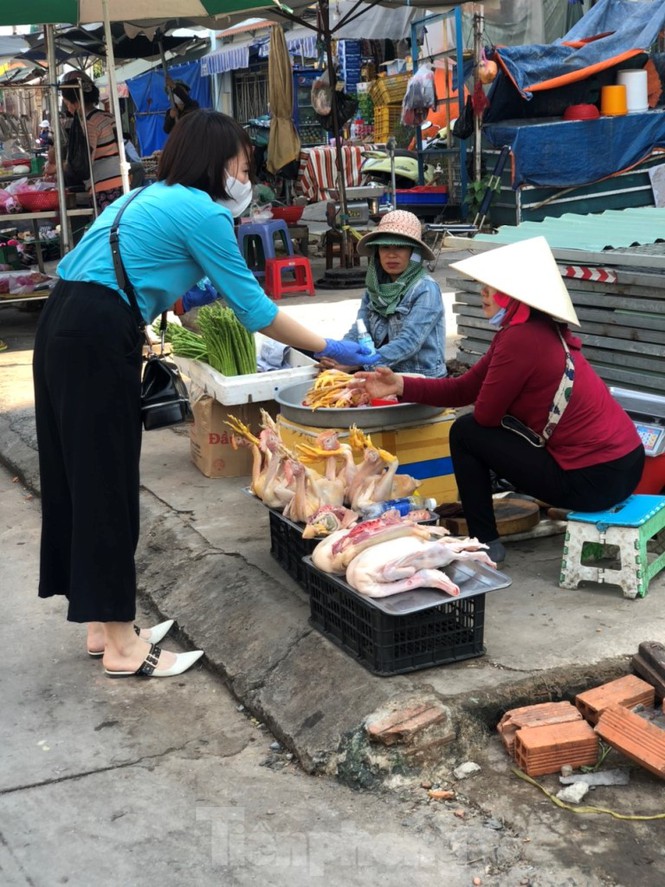 TiTiOne tặng hàng ngàn chai nước rửa tay miễn phí đến người dân - ảnh 13